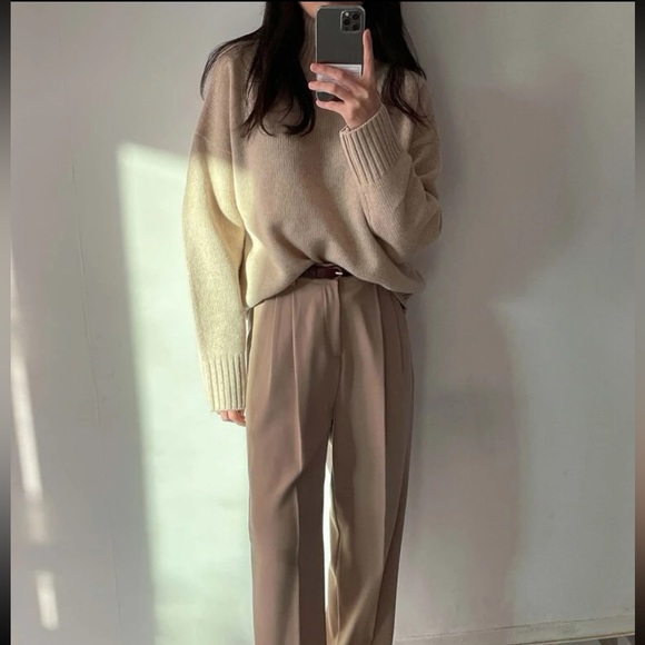 Beige turtle neck oversized knit sweater - Picture 3 of 3